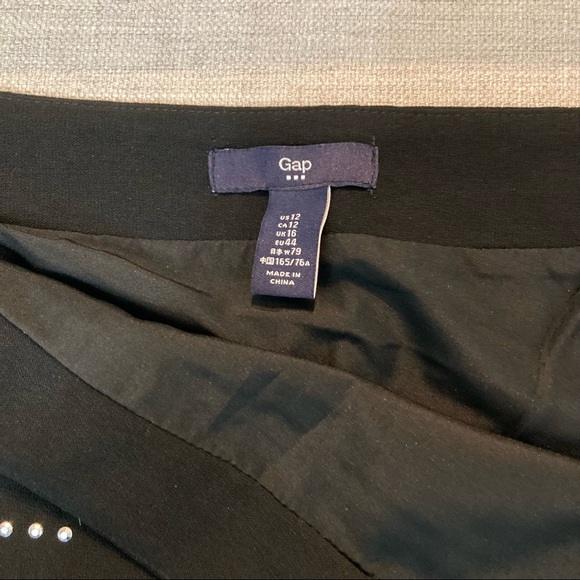 👗Gap black geometric design mini skirt with silver/metal toned studding 👗 - Picture 4 of 5